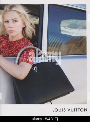 Plakat werbung Louis Vuitton Handtasche mit Michelle Williams Schauspielerin in Papier Magazin aus 2015, Werbung, kreative Werbung von 2010 s Stockfoto