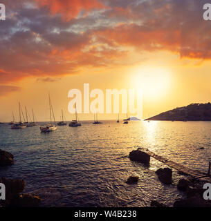 Ibiza Cala d Hort mit Es Vedra islet Sonnenuntergang in Sant Josep der Balearen Stockfoto