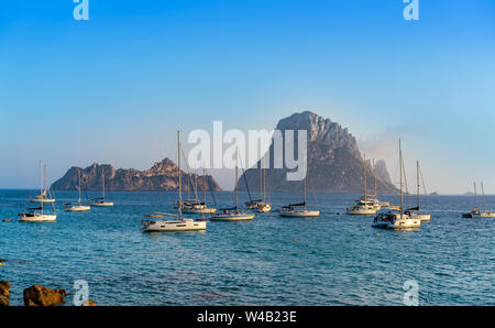 Ibiza Cala d Hort mit Es Vedra islet Sonnenuntergang in Sant Josep der Balearen Stockfoto