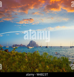 Ibiza Cala d Hort mit Es Vedra islet Sonnenuntergang in Sant Josep der Balearen Stockfoto