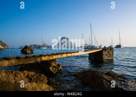 Ibiza Cala d Hort mit Es Vedra islet Sonnenuntergang in Sant Josep der Balearen Stockfoto