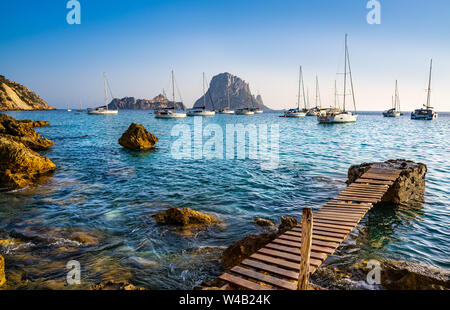 Ibiza Cala d Hort mit Es Vedra islet Sonnenuntergang in Sant Josep der Balearen Stockfoto