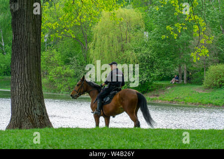 Moskau, Russland - 12. Juni 2019. Berittene Polizei patrouilliert im Park Kolomenskoye Stockfoto