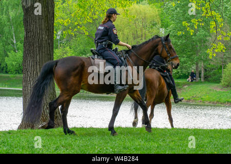 Moskau, Russland - 12. Juni 2019. Zwei der berittenen Polizei patrouilliert im Park Kolomenskoye Stockfoto