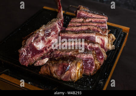 Frische Bistecca alla Fiorentina auf dunklem Hintergrund Stockfoto