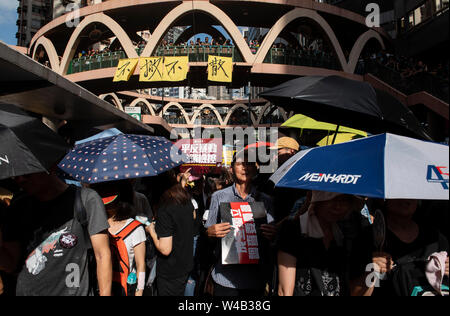 Tausende Demonstranten nehmen teil an einer Grosskundgebung fordert unabhängige Untersuchung Polizei Taktik in Hongkong. Stockfoto