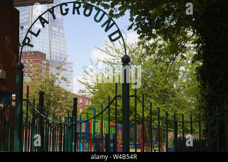 Eingang Leathermarket Gärten. Der Shard Stockfoto