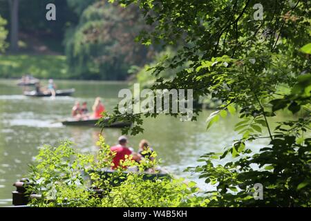 New York, USA. 21. Juli, 2019. Die Menschen fahren Boote im Central Park in New York City, USA, 21. Juli 2019. Die höchste Temperatur auf 36 Grad Celsius in New York City am Sonntag als Folge einer Hitzewelle. Credit: Zhang Fengguo/Xinhua/Alamy leben Nachrichten Stockfoto