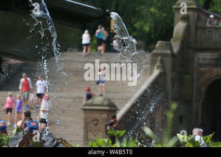 New York, USA. 21. Juli, 2019. Menschen Abkühlung durch einen Brunnen in New York City, USA, 21. Juli 2019. Die höchste Temperatur auf 36 Grad Celsius in New York City am Sonntag als Folge einer Hitzewelle. Credit: Zhang Fengguo/Xinhua/Alamy leben Nachrichten Stockfoto