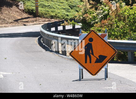 Schwarz-gelbe Schild mit der Mann mit der Schaufel, Warnung der Arbeit vor. Stockfoto