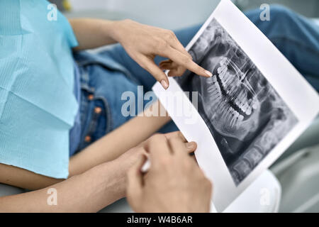 Die hübsche Frau, die Zähne Behandlung in der Zahnarztpraxis Stockfoto