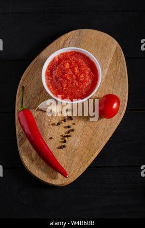 Die traditionellen maghrebinischen Hot Chili Sauce paste Harissa. Tunesien und arabische Küche adjika Stockfoto