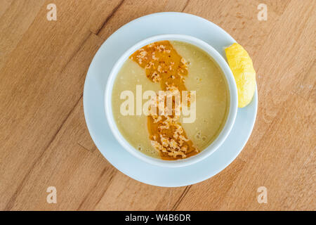 Türkische Linsensuppe mit gebratener Butter Soße/Mercimek Corbasi im Restaurant. Organische traditionelles Essen. Stockfoto