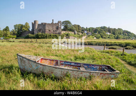 Laugharne Schloss auf der Taf-Mündung, Laugharne, Carmarthenshire, Wales, Großbritannien Stockfoto