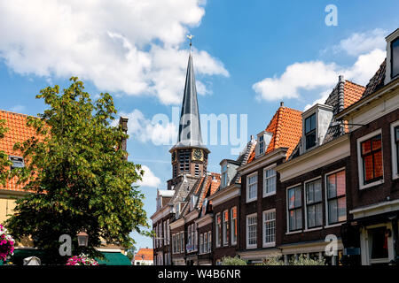 Stadtbild von Hoorn mit holländischen Gebäude und Grote Kerk (Kirche), Niederlande Niederlande Niederlande Niederlande Niederlande Niederlande Stockfoto