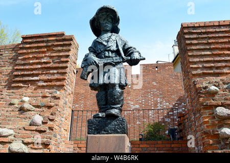 Warschau, Polen - 16 April 2019: Statue "kleinen Aufständischen" mit Helm und Gewehr erinnert an Kinder, die als Läufer in den Warschauer Aufstand serviert. Stockfoto