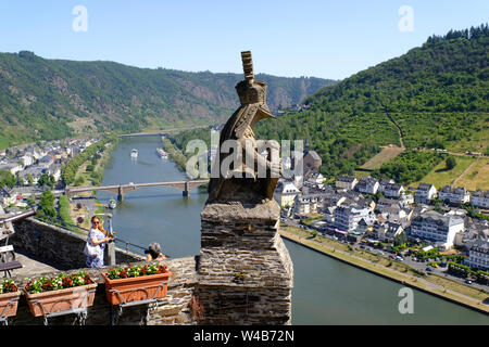 Blick auf Cochem und die Mosel von der Burg auf dem Hügel mit einer Statue eines Ritters in den Vordergrund, die aussieht wie ein Frosch Stockfoto