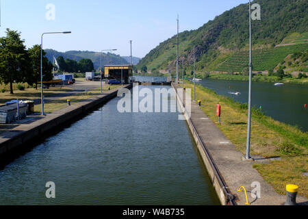 Annäherung an eine Schleuse an der Mosel in Deutschland Stockfoto