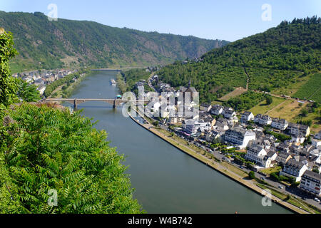 Blick auf Cochem und die Mosel von der Burg auf dem Hügel Stockfoto