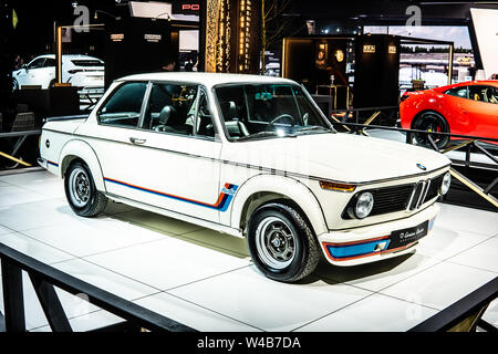 Brüssel, Belgien, Jan 2019 Vintage White ikonischen BMW 2002 Turbo 1973 Ginion Klassiker glänzend und glänzend Old Classic retro Auto Motor Show in Brüssel Stockfoto