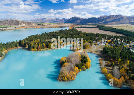 Lake Ruataniwha und Lake Ruataniwha Holiday Park (rechts) im Herbst, Mackenzie Country, Südinsel, Neuseeland - Luftbild Stockfoto