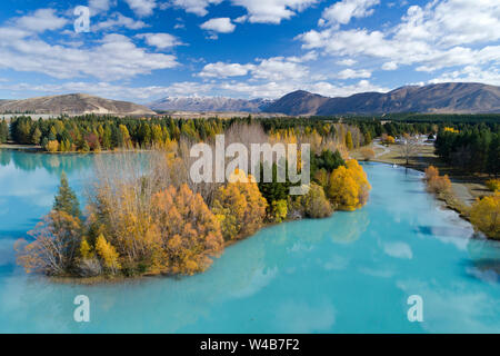 Lake Ruataniwha und Lake Ruataniwha Holiday Park (rechts) im Herbst, Mackenzie Country, Südinsel, Neuseeland - Luftbild Stockfoto