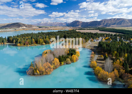 Lake Ruataniwha und Lake Ruataniwha Holiday Park (rechts) im Herbst, Mackenzie Country, Südinsel, Neuseeland - Luftbild Stockfoto