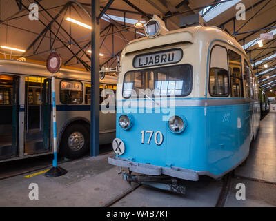 Oslo, Norwegen - 29. Dezember 2018: Goldfish Straßenbahn in Oslo Verkehr Muesum Majorstuen, Oslo, Norwegen. Der Goldfisch erhielt seinen Namen wegen seiner optimieren Stockfoto