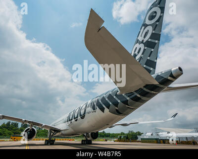 Singapur - Februar 4, 2018: Ansicht der Rückseite des Airbus A350-1000 XWB in Airbus Werk Lackierung bei der Singapore Airshow am Changi Exhibition Centre in Singapur Stockfoto