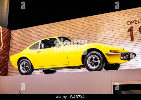 Brüssel, Belgien, Jan 2019 Old Classic vintage gelb Opel GT 1968 erste Generation, Brüssel Motor Show, Oldtimer zweisitzigen Sportwagen von Opel Stockfoto