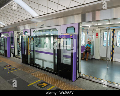 Bangkok, Thailand - 28. Mai 2018: Bangkok ist der Bau neuer S-Bahnlinien in schnellem Tempo. Hier ist ein Peak in einer der Japanischen J-TREC Sustina t Stockfoto