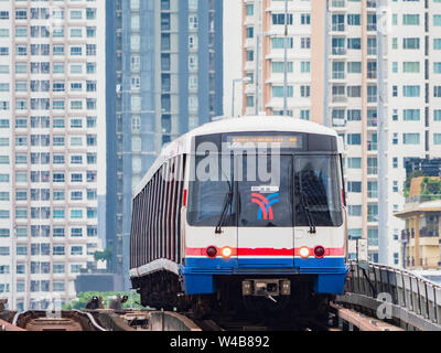 Bangkok, Thailand - 28. Mai 2018: Bangkok ist der Bau neuer S-Bahnlinien in schnellem Tempo. Hier ist ein vier Pkw Bahn eines der ersten Zeilen, die Stockfoto