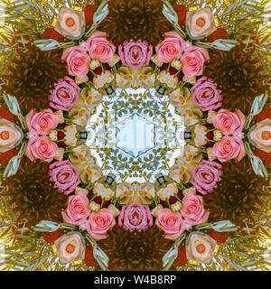 Rosa Blumen und grüne Blätter in eine abstrakte Form bei Sonnenuntergang für eine Kalifornien Hochzeit gemacht. Geometrische Kaleidoskop Muster auf gespiegelten Achse von SYMME Stockfoto