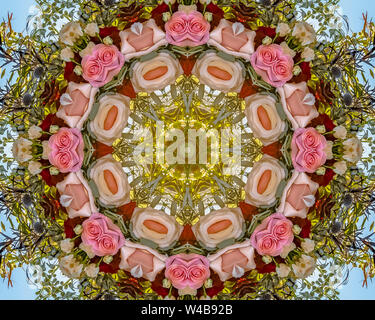 Rosa Rosen mit anderen Blumen in eine abstrakte Form bei Sonnenuntergang für eine Kalifornien Hochzeit gemacht. Geometrische Kaleidoskop Muster auf gespiegelten Achse von SYMME Stockfoto