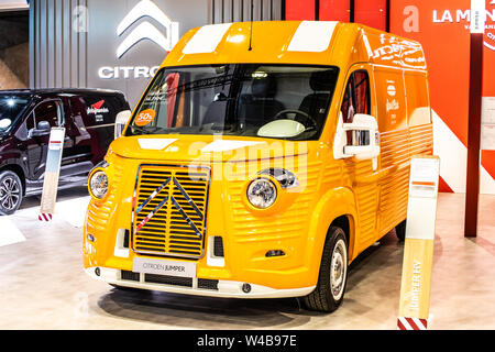 Brüssel, Belgien, Jan 2019 neue Citroen Jumper HY VAN mit charakteristischen Wellblech Körper, Brüsseler Motor Show, Citroen retro Lieferung Auto Stockfoto