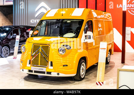 Brüssel, Belgien, Jan 2019 neue Citroen Jumper HY VAN mit charakteristischen Wellblech Körper, Brüsseler Motor Show, Citroen retro Lieferung Auto Stockfoto