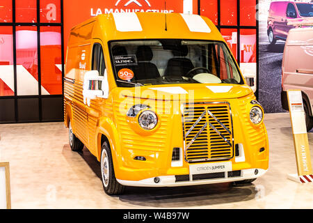 Brüssel, Belgien, Jan 2019 neue Citroen Jumper HY VAN mit charakteristischen Wellblech Körper, Brüsseler Motor Show, Citroen retro Lieferung Auto Stockfoto