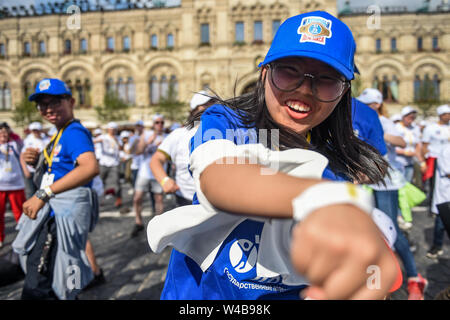 Moskau, Russland. 21. Juli, 2019. Leute, Beteiligung an der öffentlichen Boxing Praxis in Moskau, Russland, am 21. Juli 2019. Mehr als 4000 Menschen nahmen an einer Boxing Training während des 3. Internationalen Boxing Day auf dem Roten Platz und versuchte, die Guinness World Record für das Boxtraining zu brechen. Credit: Evgeny Sinitsyn/Xinhua/Alamy leben Nachrichten Stockfoto