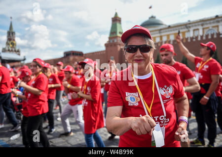 Moskau, Russland. 21. Juli, 2019. Leute, Beteiligung an der öffentlichen Boxing Praxis in Moskau, Russland, am 21. Juli 2019. Mehr als 4000 Menschen nahmen an einer Boxing Training während des 3. Internationalen Boxing Day auf dem Roten Platz und versuchte, die Guinness World Record für das Boxtraining zu brechen. Credit: Evgeny Sinitsyn/Xinhua/Alamy leben Nachrichten Stockfoto