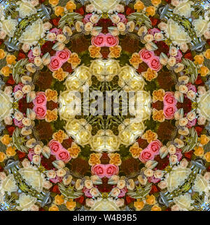 Rosa Rot und Orange Blumen in kreisförmiger Anordnung bei der Hochzeit in Kalifornien. Geometrische Kaleidoskop Muster auf der Symmetrieachse gespiegelt Reflexion. Stockfoto