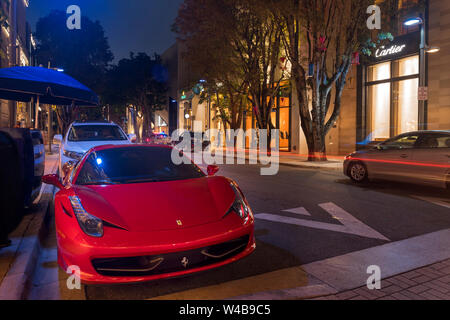 Roten FERRARI 458 ITALIA SPORTWAGEN (© FERRARI NV 2015) LUXURY STORES NE 39TH STREET MIAMI DESIGN DISTRICT MAIMI FLORIDA USA Stockfoto