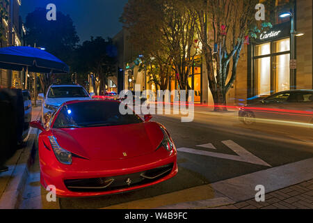 Roten FERRARI 458 ITALIA SPORTWAGEN (© FERRARI NV 2015) LUXURY STORES NE 39TH STREET MIAMI DESIGN DISTRICT MAIMI FLORIDA USA Stockfoto