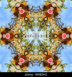 Blumen, pink und rot in Form von Reflexionen gemacht. Geometrische Kaleidoskop Muster auf der Symmetrieachse gespiegelt Reflexion. Bunte sha Stockfoto