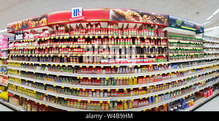 WHARTON, NJ, USA - 18. JULI 2019: Regale mit Kräuter, Gewürze und Würzmittel in einem shoprite Supermarkt. Stockfoto