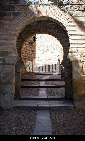 Schöne alte Architektur, das Keyhole arch ist einer der Eingänge von der ummauerten Stadt Toledo, Spanien. Stockfoto