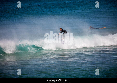 Australische männliche Surfer im Avalon Beach in Sydney reitet die Welle, Australien Stockfoto