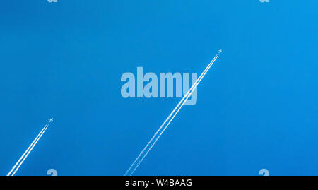Flugzeug mit weißen Kondensation Titel. Düsenflugzeug auf klaren blauen Himmel mit Kondensstreifen. Mit dem Flugzeug Konzept. Wanderwege von Abgas aus dem Flugzeug Stockfoto