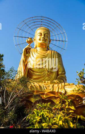 Sitzender Buddha in Vietnam Stockfoto