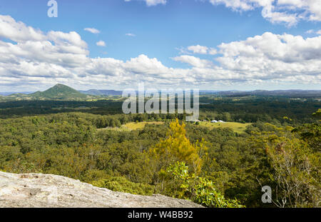 Blick vom Mt Tinbeerwah Lookout, Glasshouse Mountains, Hinterland, Sunshine Coast, Queensland, Queensland, Australien Stockfoto