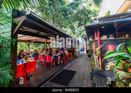 Menschen essen Al Fresco in einem Restaurant der beliebten ursprünglichen Regenwald Markt in Kuranda, in der Nähe von Cairns, Far North Queensland, FNQ, QLD, Australien Stockfoto